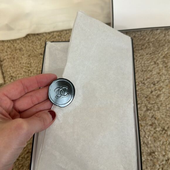 Empty CHANEL Box with Ribbon - Picture 5 of 10